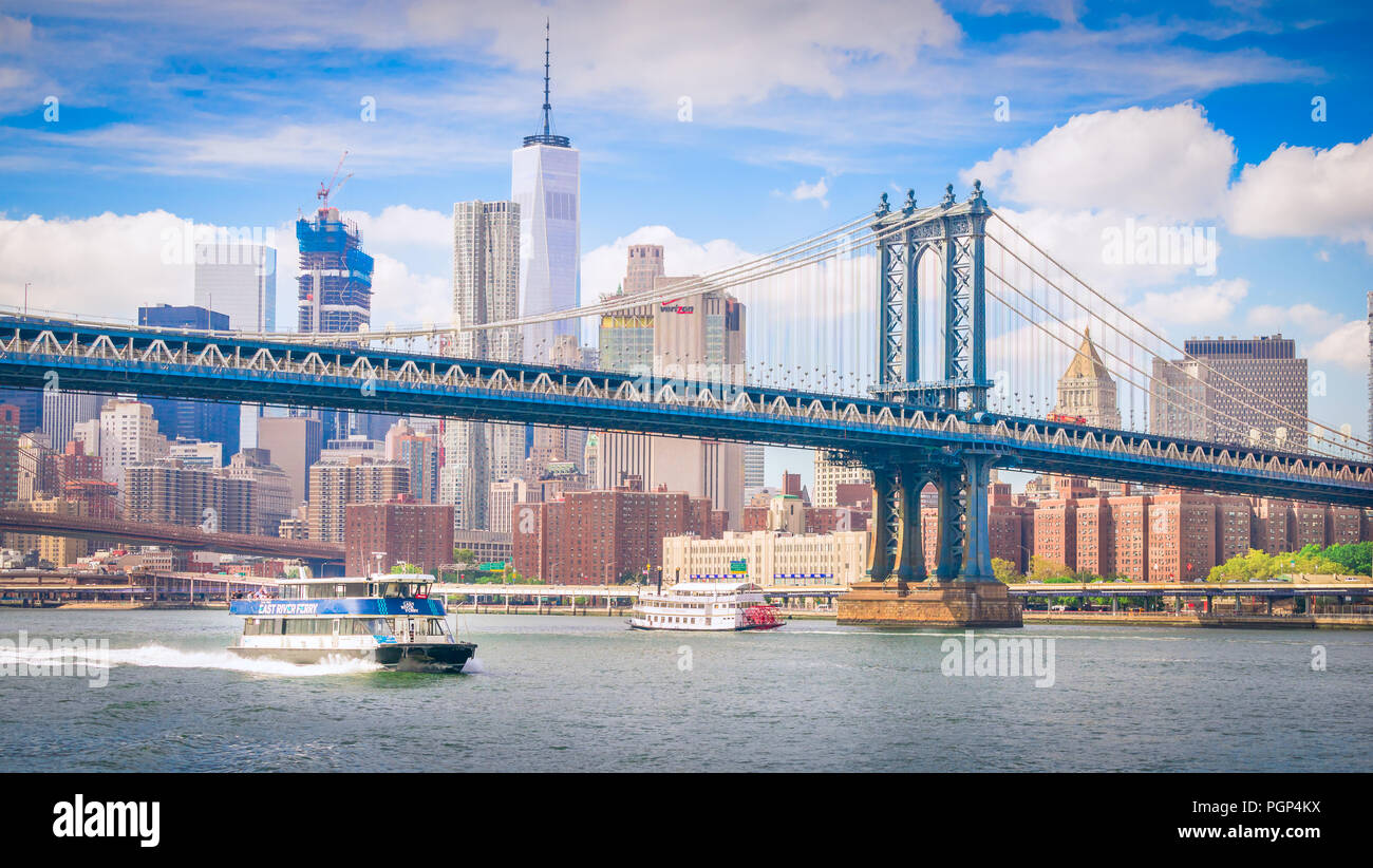 Il Manhattan Bridge sul fiume a est di New York City in background Foto Stock
