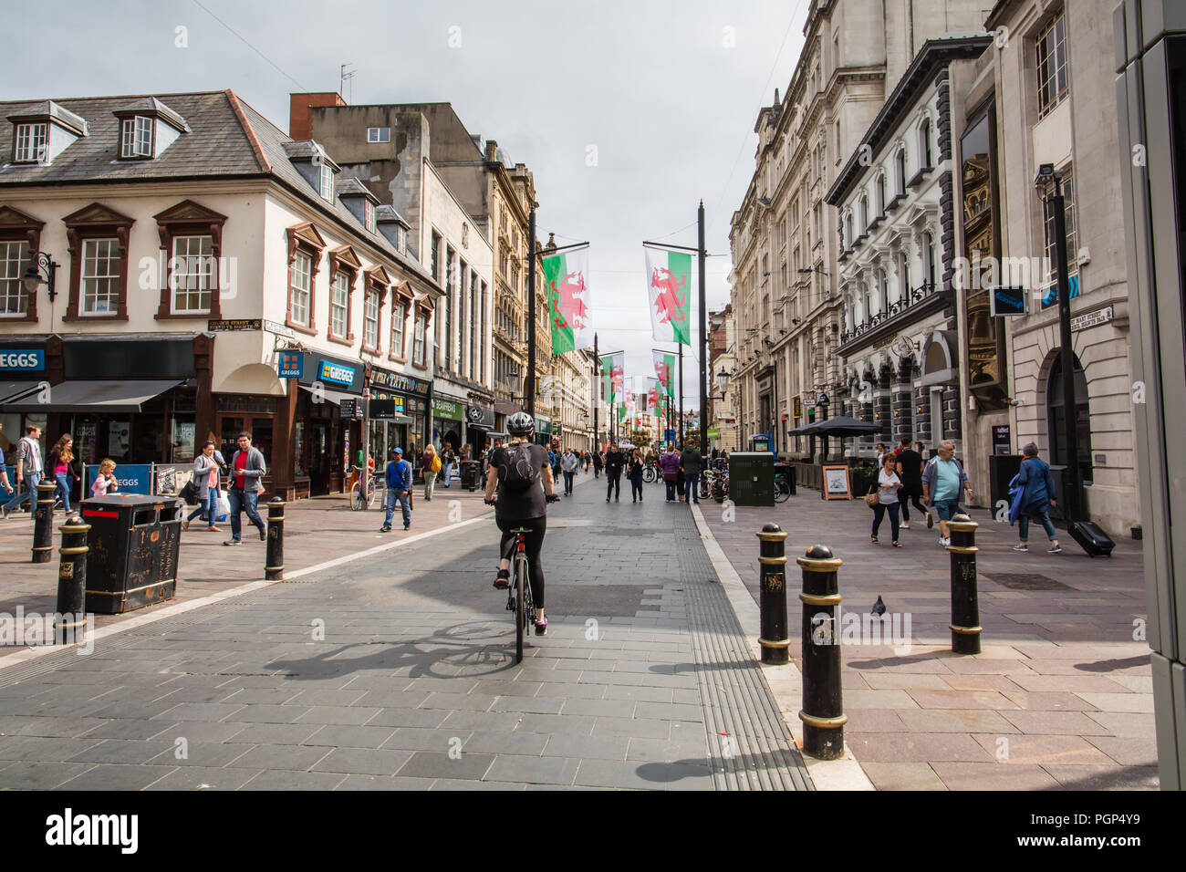 La gente camminare a Cardiff town center High Street verso il castello nel Galles del Sud, Regno Unito Aug 2018 Foto Stock