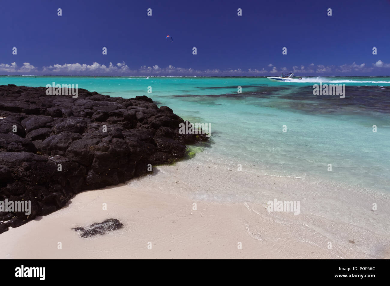 Pietre Nere formato da lava solidificata su una spiaggia in origine vulca? Isola di Mauritius, Oceano Indiano Foto Stock