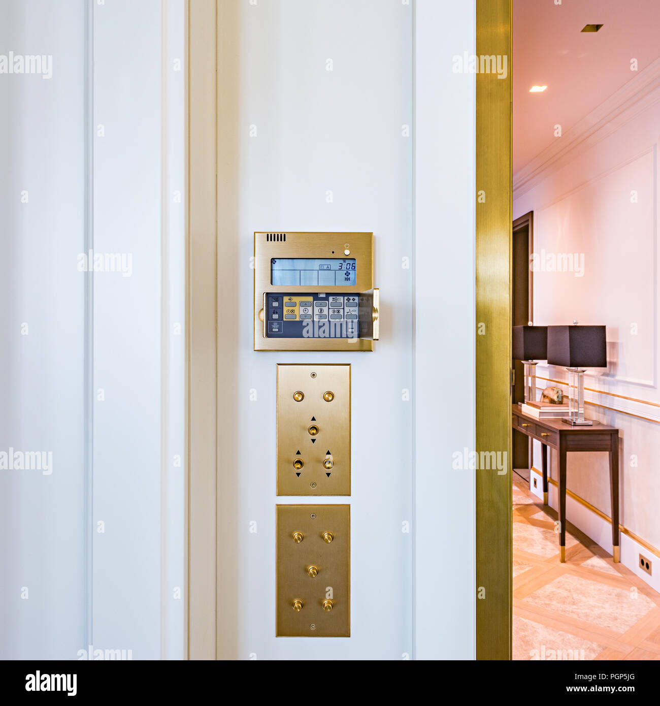 Wall display della temperatura dell'aria all'interno dell'appartamento camera. Foto Stock