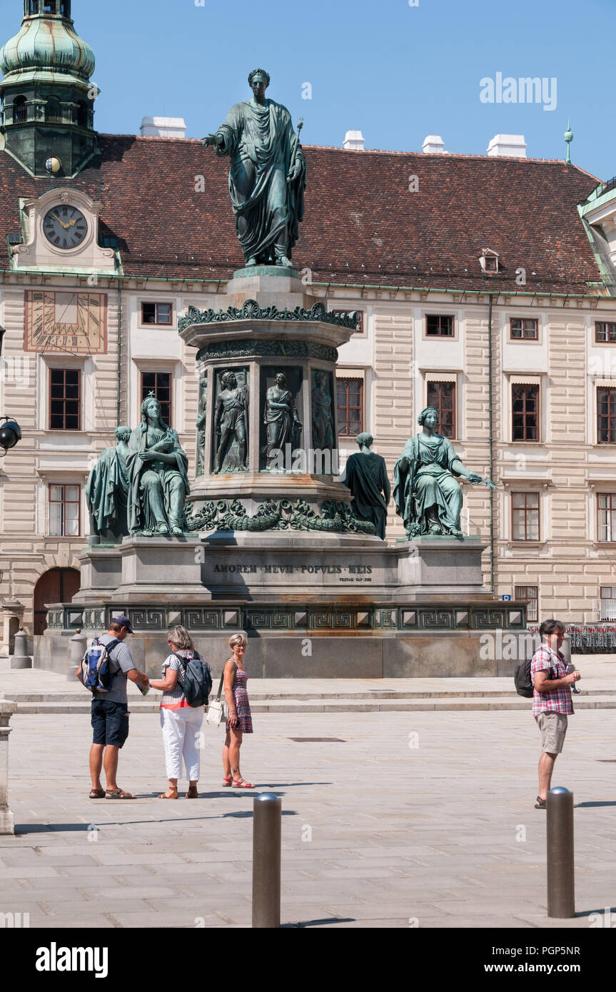 Amalienburg, cortile interno e la statua di Franz Joseph I d'Austria, parte della Hofburg di Vienna, Austria Foto Stock