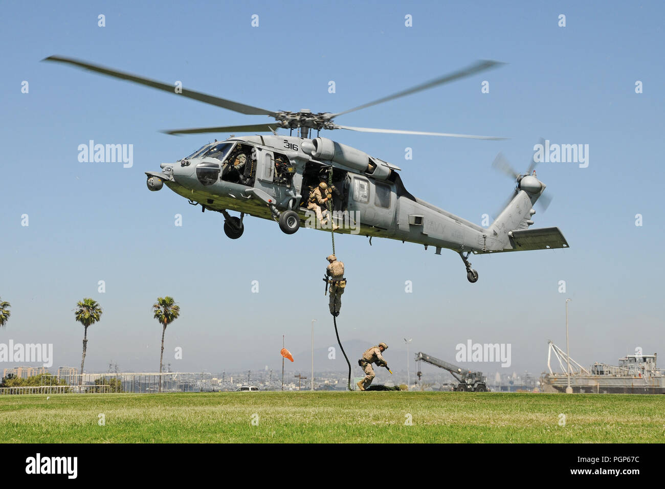 Durante il 2018 Navy datore di lavoro evento di riconoscimento civile dei datori di lavoro da tutta la U. S. osservare una dimostrazione a bordo Naval Amphibious Base Coronado, California che includeva gli operatori di guarnizione di fissaggio di un alto valore di bersaglio simulato un ambiente ostile pur essendo fornito diretto vicino il supporto aereo elicottero da combattimento del mare Squadron (HSC) 85. Scelti i datori di lavoro sono stati nominati dai loro Navy Reserve Sailor dipendenti e invitato a partecipare a un evento della durata di un giorno che include un tour di USS Omaha (LCS 12), una visualizzazione statica di aeromobili in flotta il supporto logistico Squadron (VR) 57 e la dimostrazione di co Foto Stock