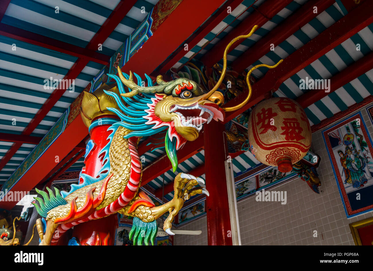 Cinese tradizionale statua del drago a un tempio in Charoen Krung 50 vicolo, Khwaeng Bang Rak, Khet Bang Rak, Krung Thep Maha Nakhon, Bangkok, Thailandia Foto Stock