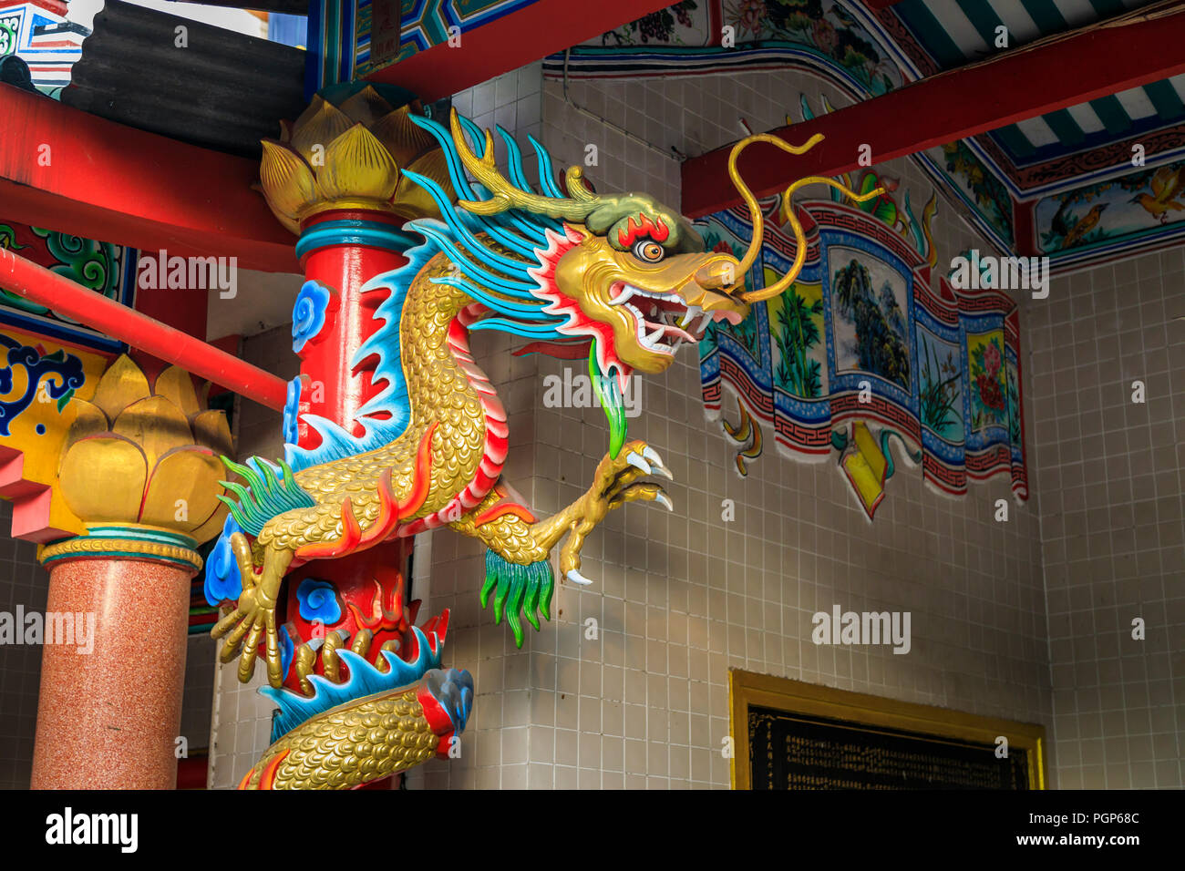 Drago Cinese Tradizionale : testa di drago in un tempio cinese in Charoen Krung 50 vicolo, Khwaeng Bang Rak, Khet Bang Rak, Krung Thep Maha Nakhon, Bangkok, Thailandia Foto Stock