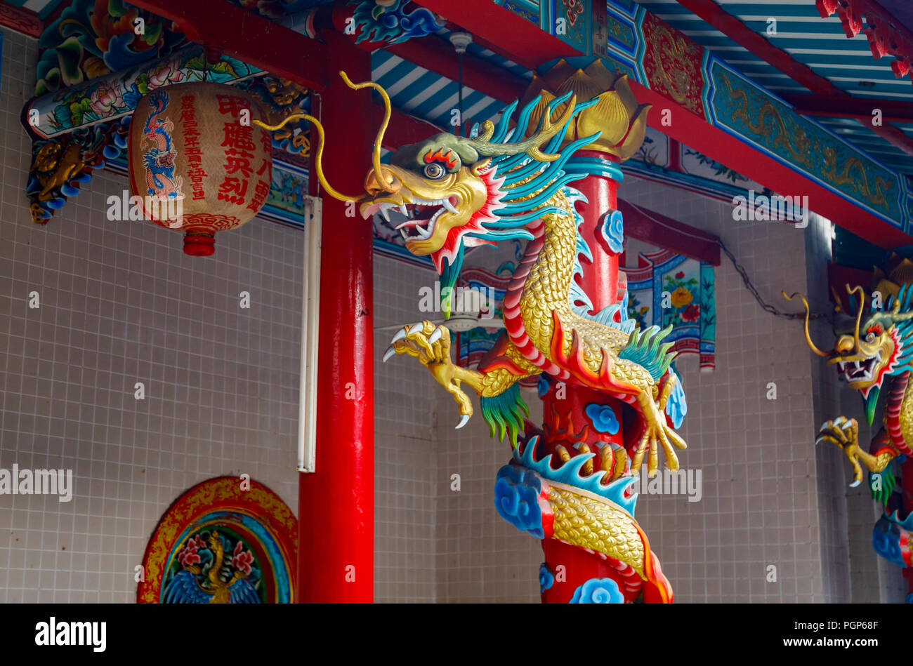 Drago Cinese Tradizionale : testa di drago in un tempio cinese in Charoen Krung 50 vicolo, Khwaeng Bang Rak, Khet Bang Rak, Krung Thep Maha Nakhon, Bangkok, Thailandia Foto Stock