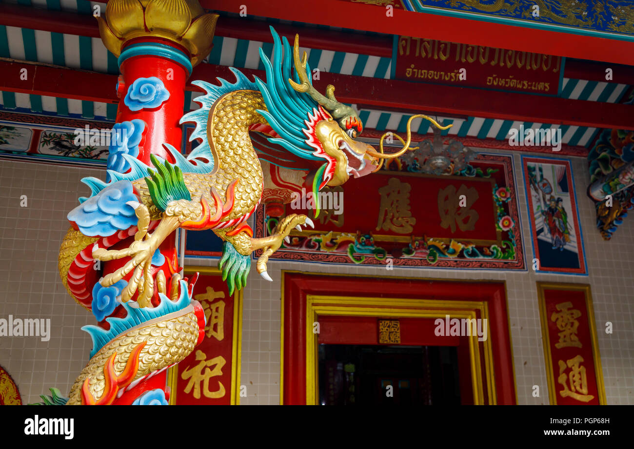 Drago Cinese: tradizionale testa di drago in un tempio cinese in Charoen Krung 50 vicolo, Khwaeng Bang Rak, Khet Bang Rak, Krung Thep Maha Nakhon, Bangkok, Thailandia Foto Stock