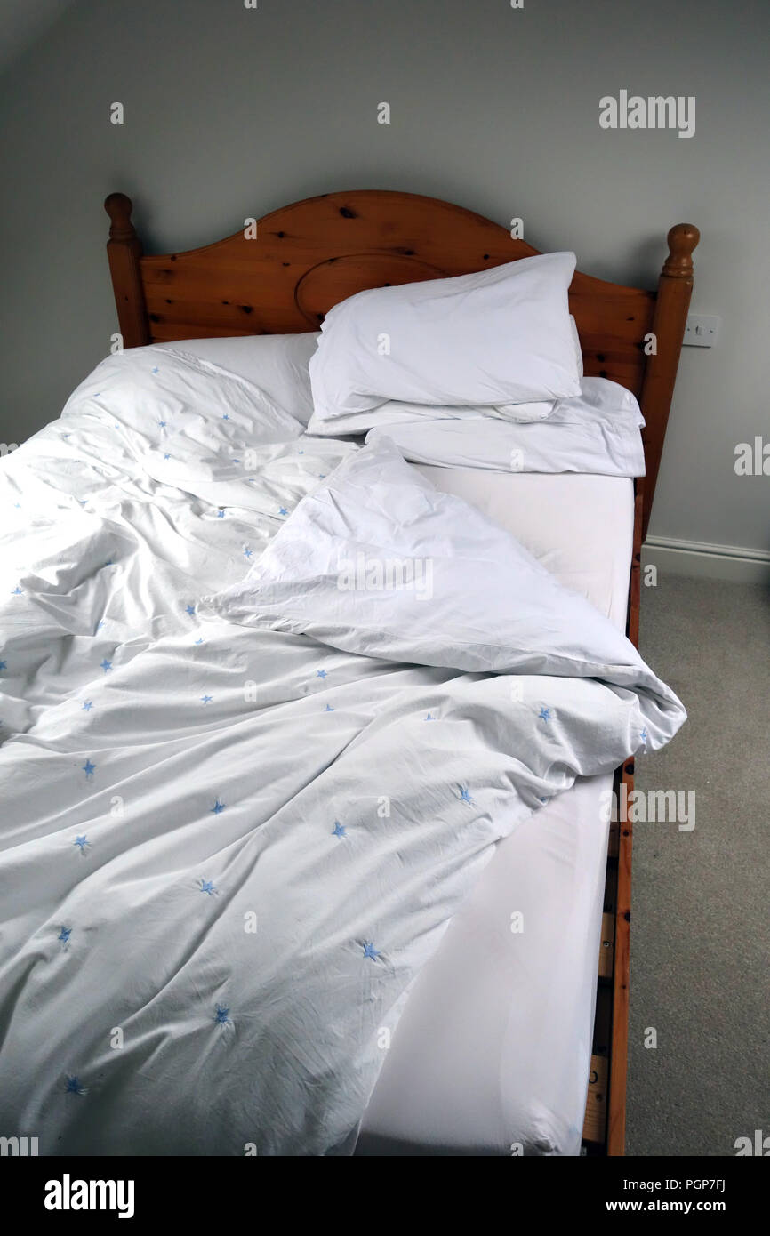 Lenzuola di cotone egiziano sul letto comodo in un cottage camera per gli  ospiti Foto stock - Alamy