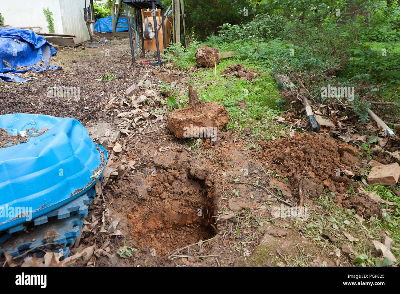 Palo da recinzione di fori nel terreno durante le riparazioni di recinzione - USA Foto Stock