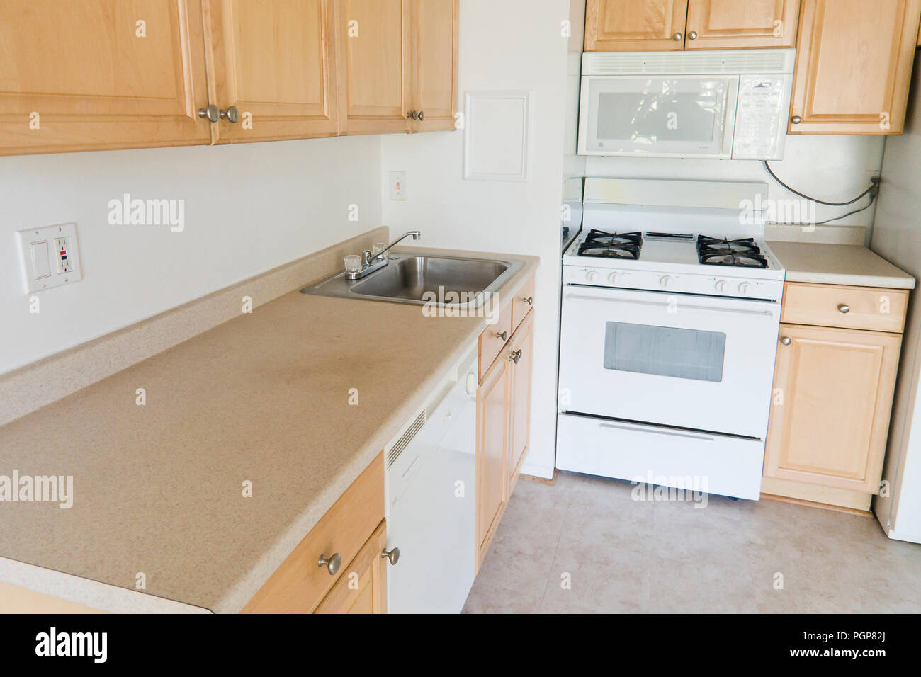 Piccola cucina componibile in una unità di condominio (vuoto cucina) - USA Foto Stock