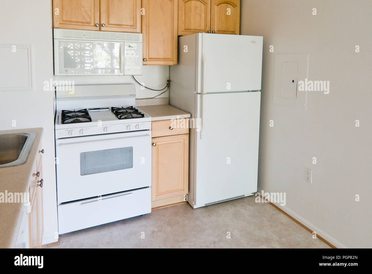 Piccola cucina componibile in una unità di condominio (vuoto cucina) - USA Foto Stock