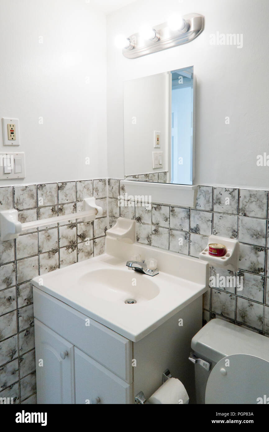 Piccolo bagno vanità (lavandino del bagno) - USA Foto Stock