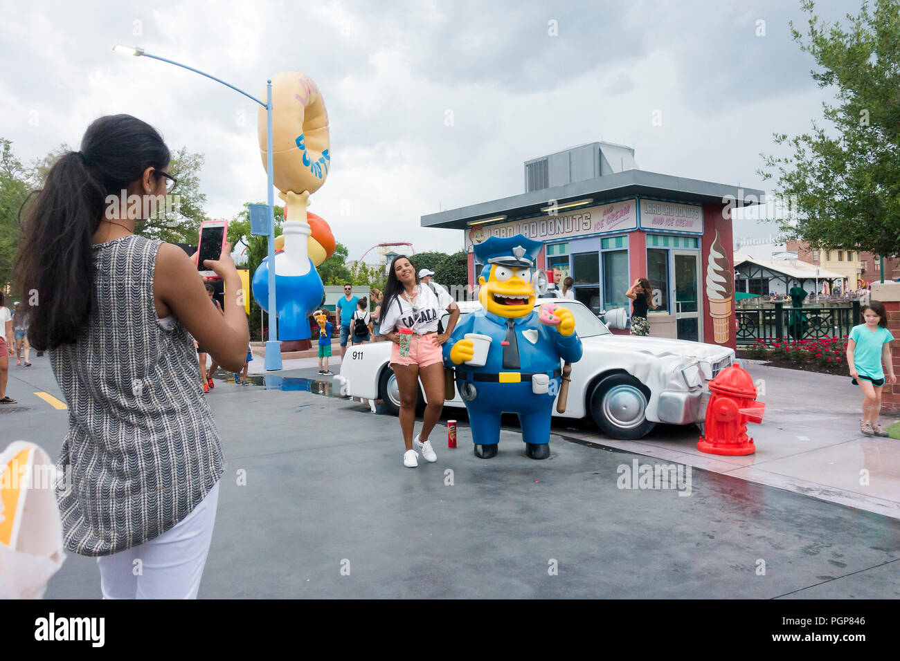 Donna di scattare una foto a Springfield STATI UNITI D'AMERICA, Universal Studios Florida - Orlando, Florida USA Foto Stock