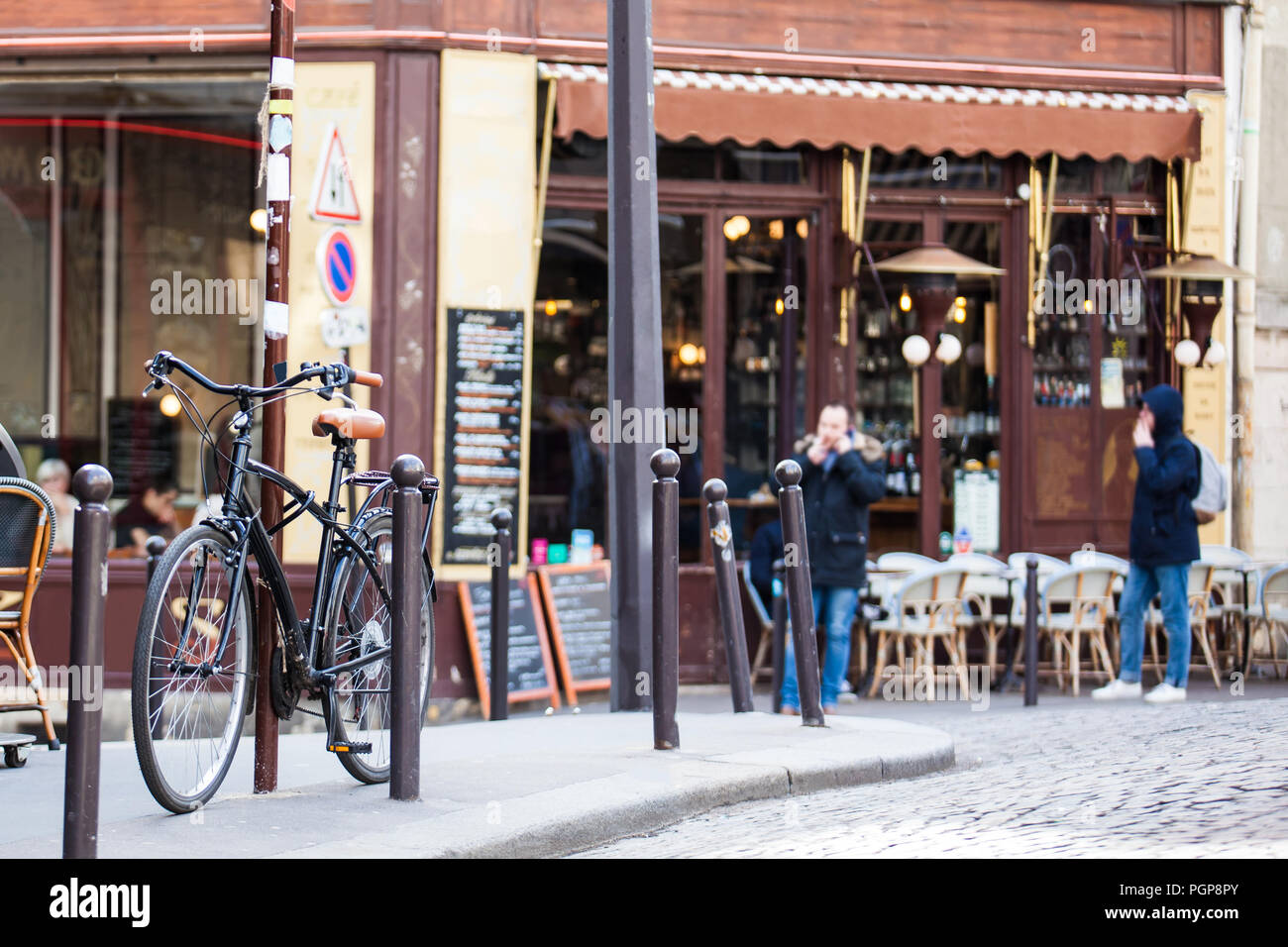 Bicicletta parcheggiata in un angolo del famoso quartiere di Montmartre a Parigi Foto Stock