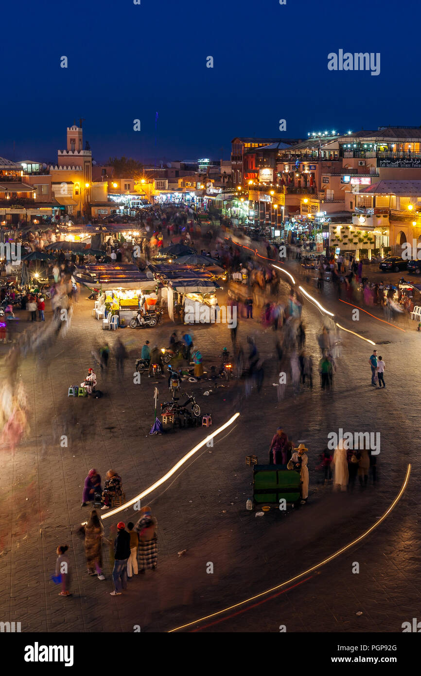 Marocco-DEC 24, 2012: il mercato notturno nella piazza principale di Marrakech. Ogni sera la piazza si riempie con stand gastronomici e acquirenti Foto Stock