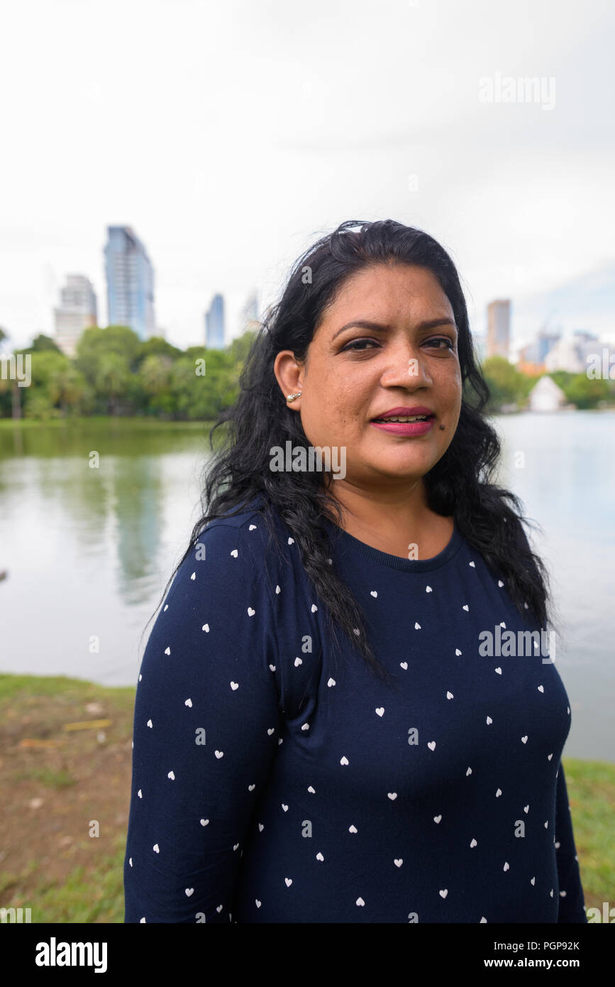 Ritratto di coppia donna indiana di relax presso il parco Foto Stock