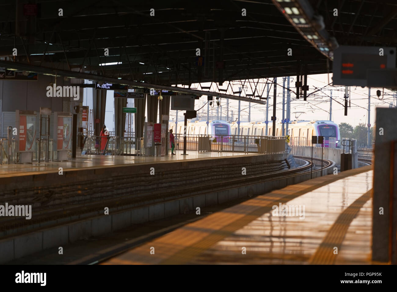 Mumbai Metro treno interno ed esterno. Confortevole e moderno , veloce, nuova aria condizionata e modo di trasporto in Mumbai India Foto Stock