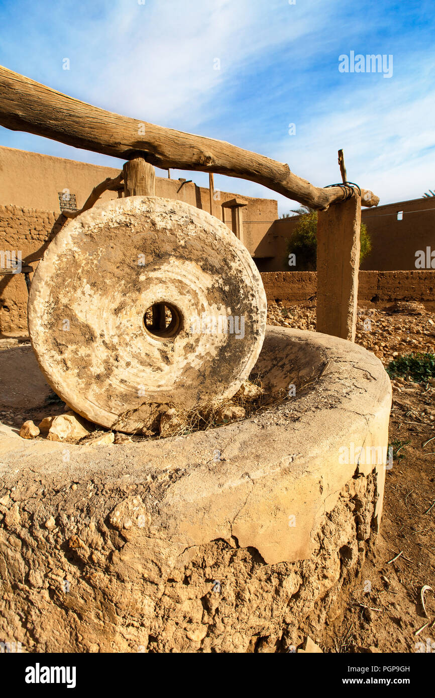 Il Marocco pietra vecchio frantoio per la produzione di olio di oliva. Metodo tradizionale utilizzato asino per girare la ruota.Location: Aoufous, un villaggio berbero di Ziz Valley. Foto Stock