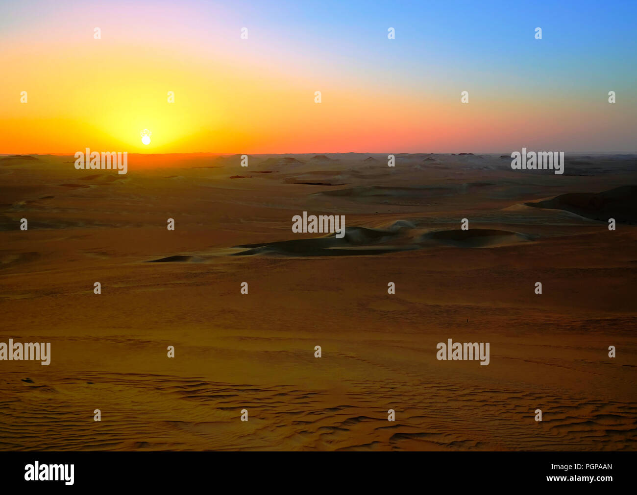 Panorama paesaggio di grande mare di sabbia intorno all'oasi di Siwa al tramonto, Egitto Foto Stock