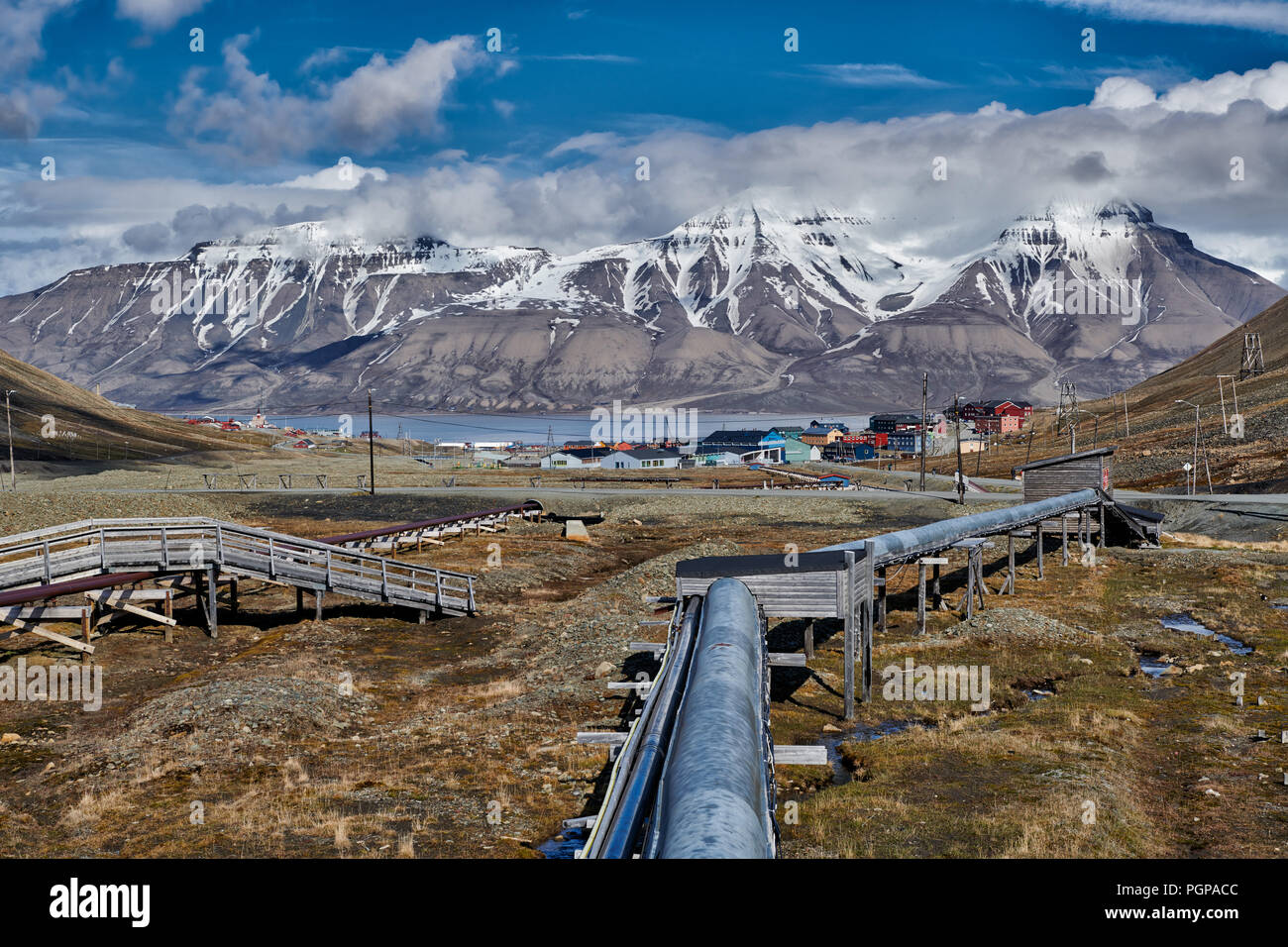 Tubazione di alimentazione, Longyearbyen e paesaggio, Svalbard o Spitsbergen, Europa Foto Stock