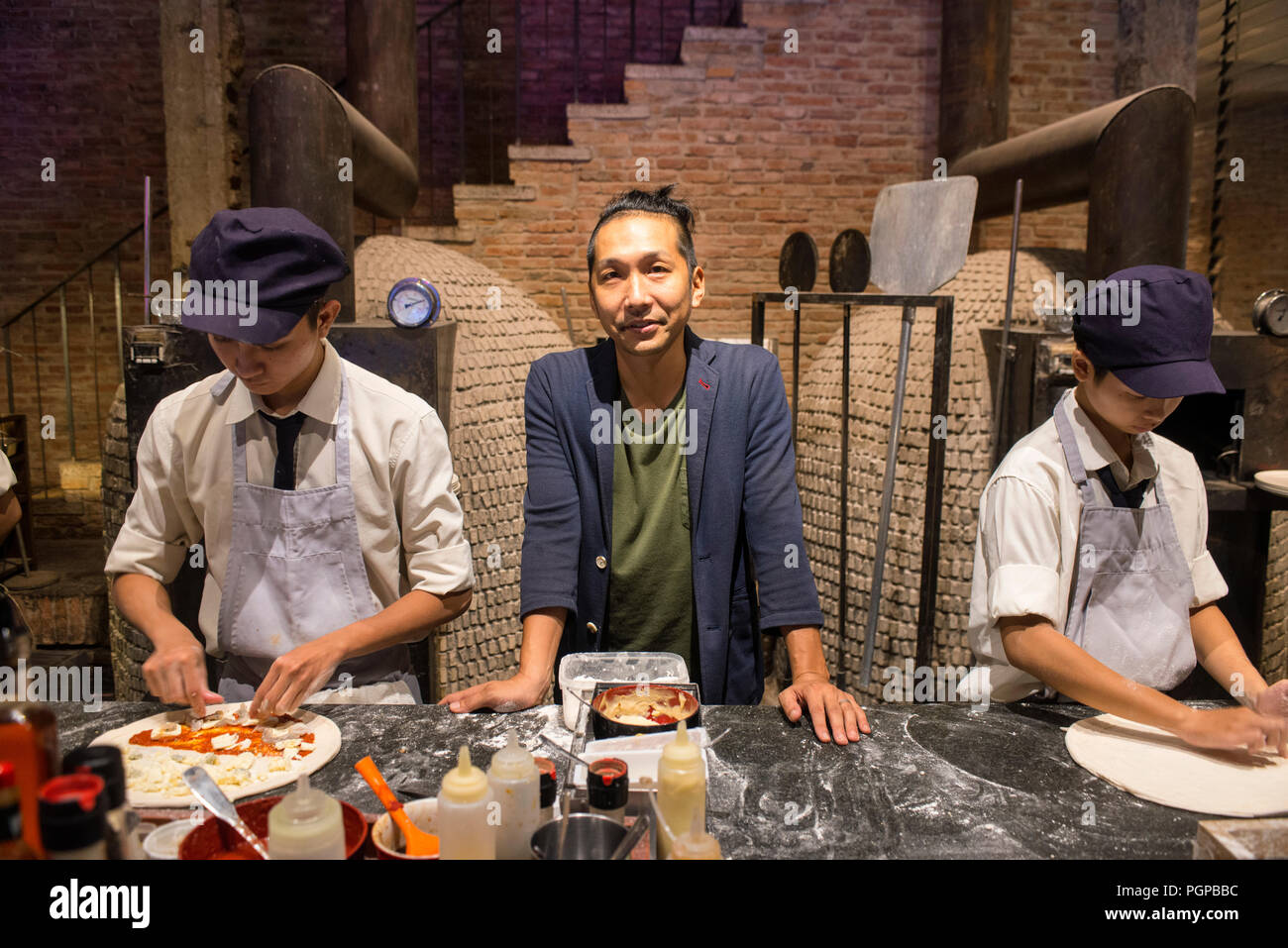 Yosuke Masuko al Pizza 4Ps presa vicino il mercato Ben Thanh in Ho Chi Minh, Vietnam il 28 ottobre 2017. Nazionale Giapponese Masuko, 38, iniziato Pizza 4Ps in 2 Foto Stock