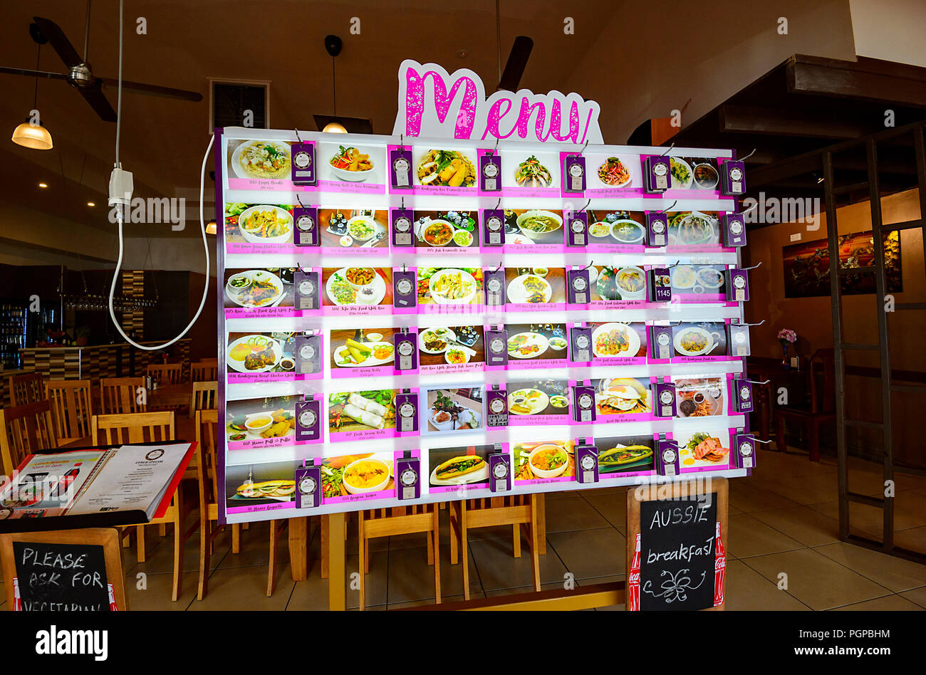 Visualizzare i menu di un ristorante asiatico a Cairns, estremo Nord Queensland, FNQ, QLD, Australia Foto Stock