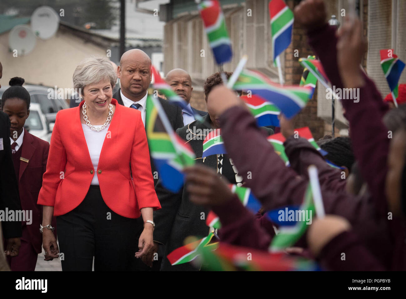 Il primo ministro Theresa Maggio incontra gli studenti e il personale di I.D. Mkize Scuola secondaria a Città del Capo, che è gemellato con Whitby High School nello Yorkshire. Le due scuole fanno parte di un Consiglio Britannico finanziato scambio di docenti schema chiamato 'Collegato aule". Il primo ministro è il primo giorno del suo viaggio in Sud Africa, Nigeria e Kenya in una missione commerciale progettato per sostenere il Regno Unito post-Brexit fortune. Foto Stock