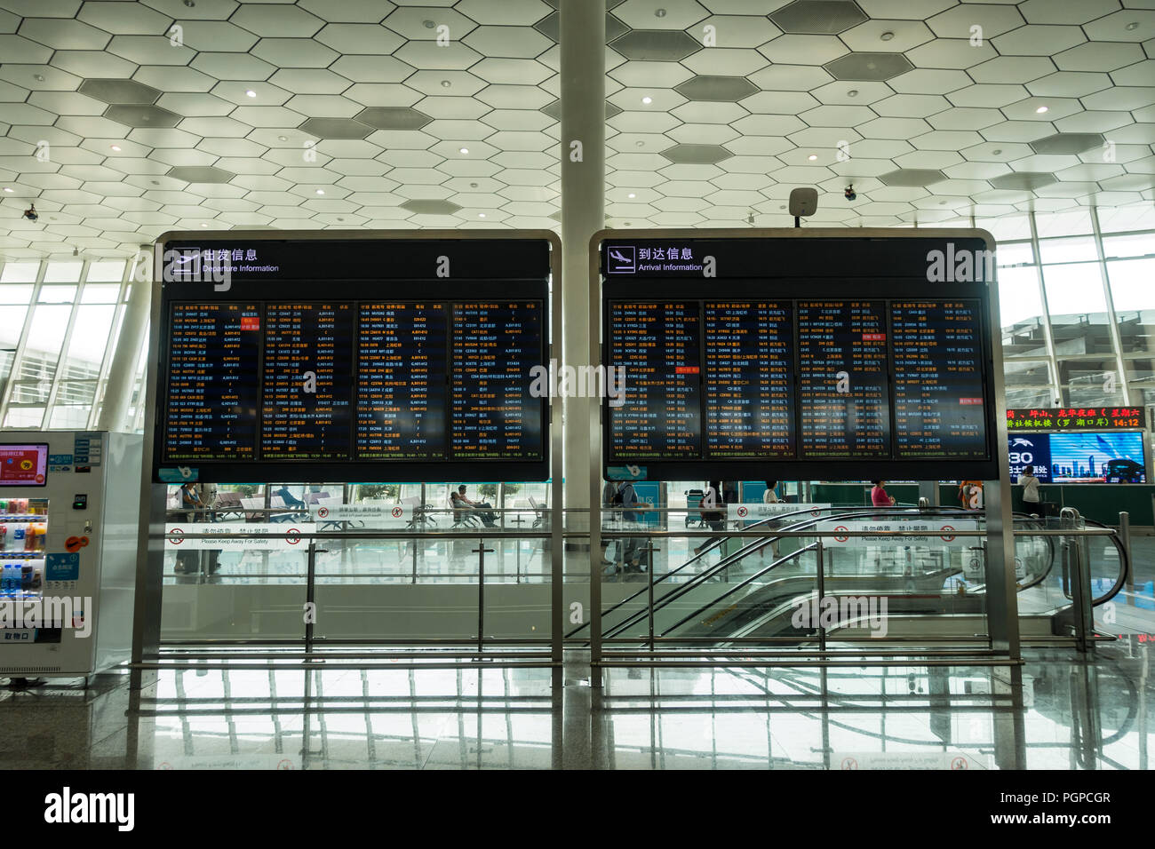 Le informazioni di volo segno dello schermo all'Aeroporto Internazionale di Shenzhen, Shenzhen in Cina Foto Stock