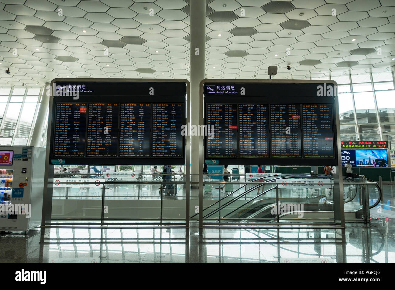 Le informazioni di volo segno dello schermo all'Aeroporto Internazionale di Shenzhen, Shenzhen in Cina Foto Stock