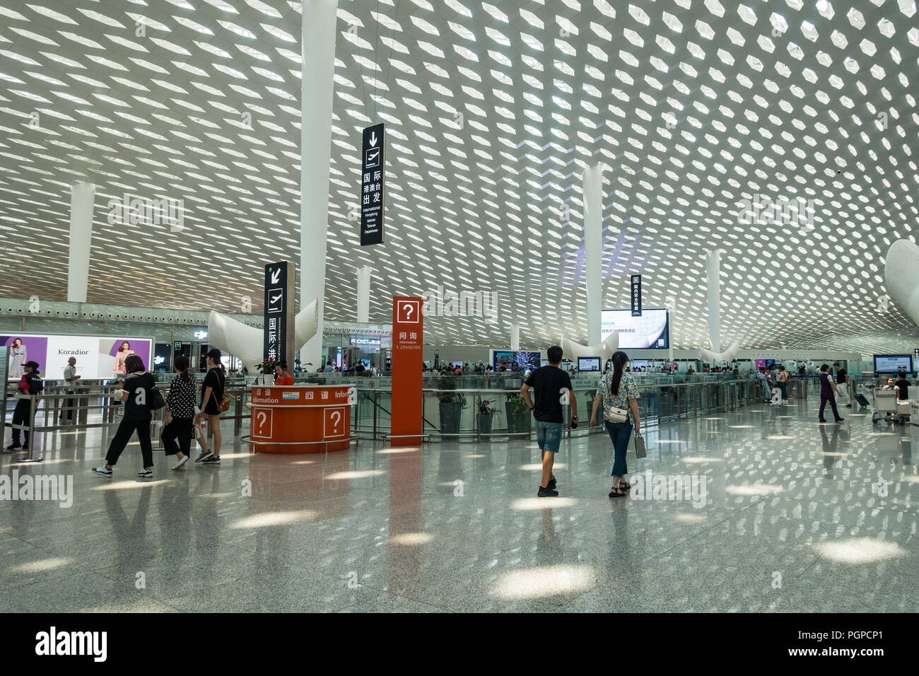 Interni e al banco informazioni dell'Aeroporto Internazionale di Shenzhen, Shenzhen in Cina Foto Stock