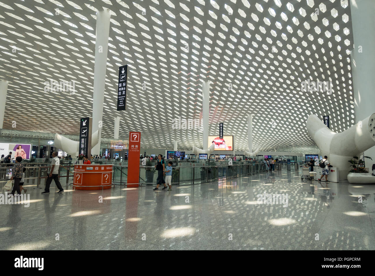 Banco informazioni e l'interno dell'Aeroporto Internazionale di Shenzhen, Shenzhen in Cina Foto Stock