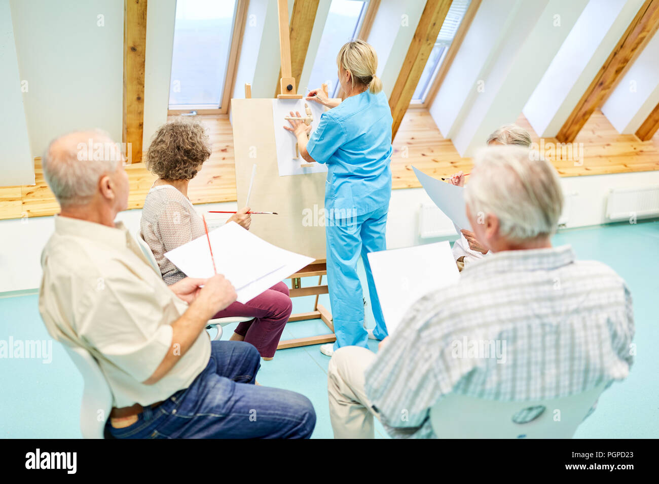 Il caregiver e demented senior citizen nel disegno creativo corso di terapia di verniciatura Foto Stock