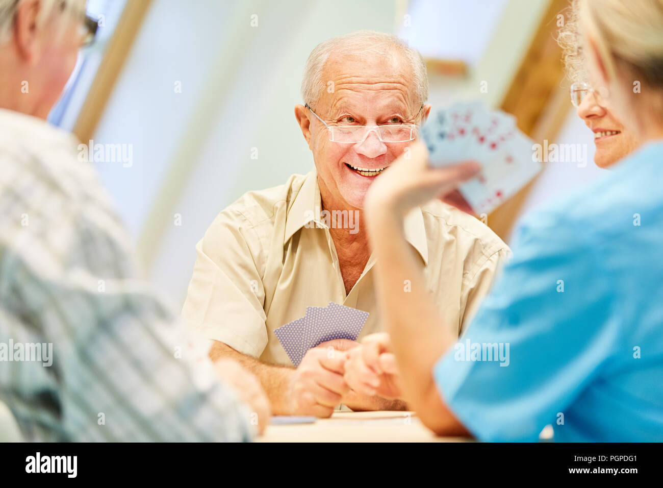 Di vitale importanza per gli anziani godono di carte da gioco presso case di riposo o a casa Foto Stock