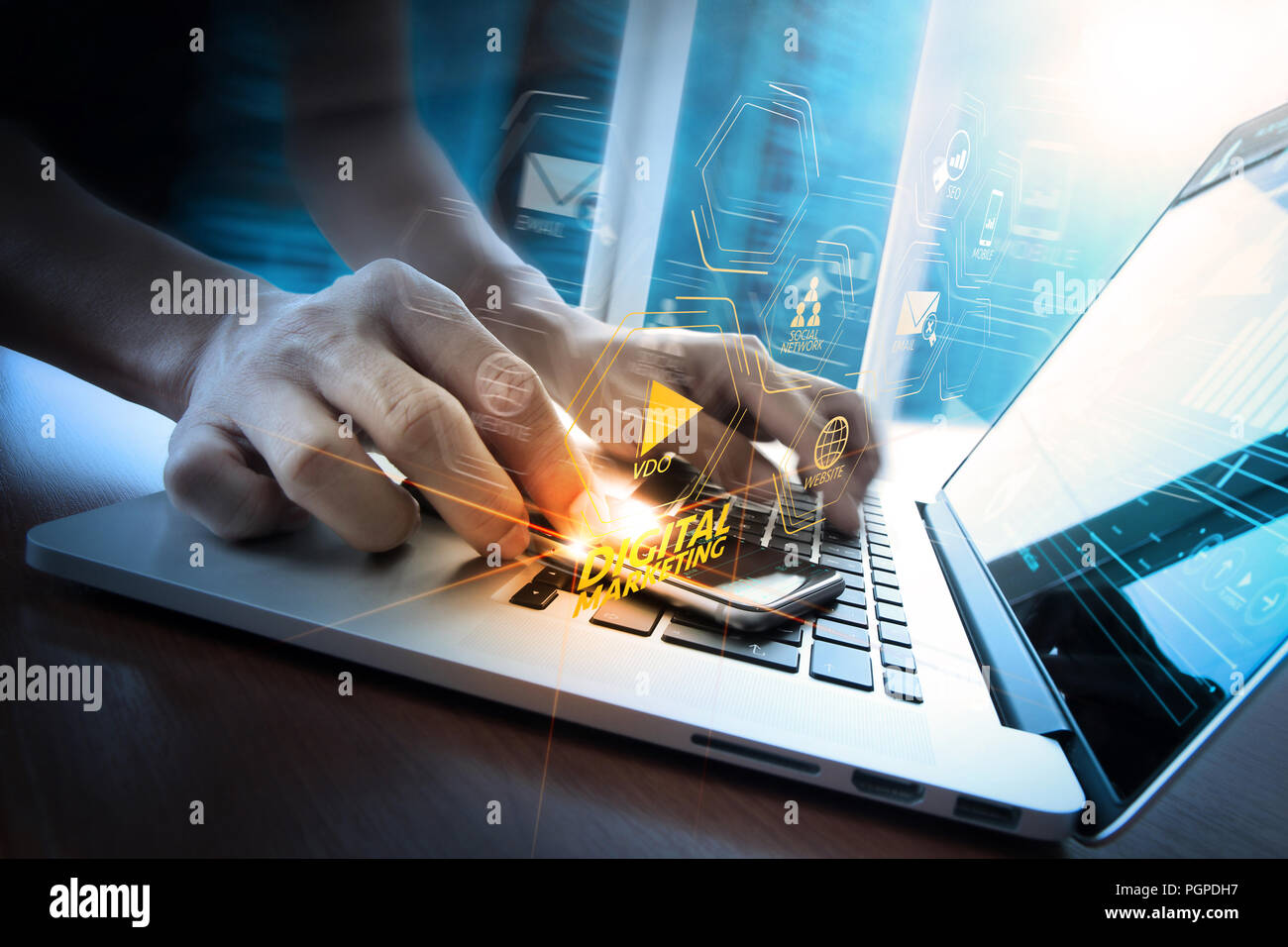 Digital marketing media (sito web ad, e-mail, rete sociale, SEO, video mobile app) nella schermata virtuale.Sito web designer che lavora tavoletta digitale tasto dock Foto Stock