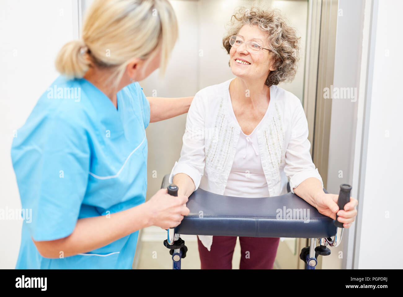 Senior con walker in Cura geriatrica o rehab con infermiere in casa di cura Foto Stock