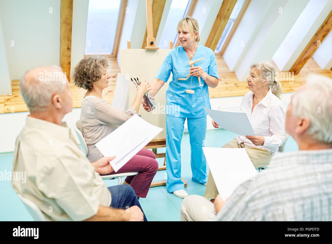 Gruppo di anziani con demenza in un disegno creativo classe in casa di riposo Foto Stock