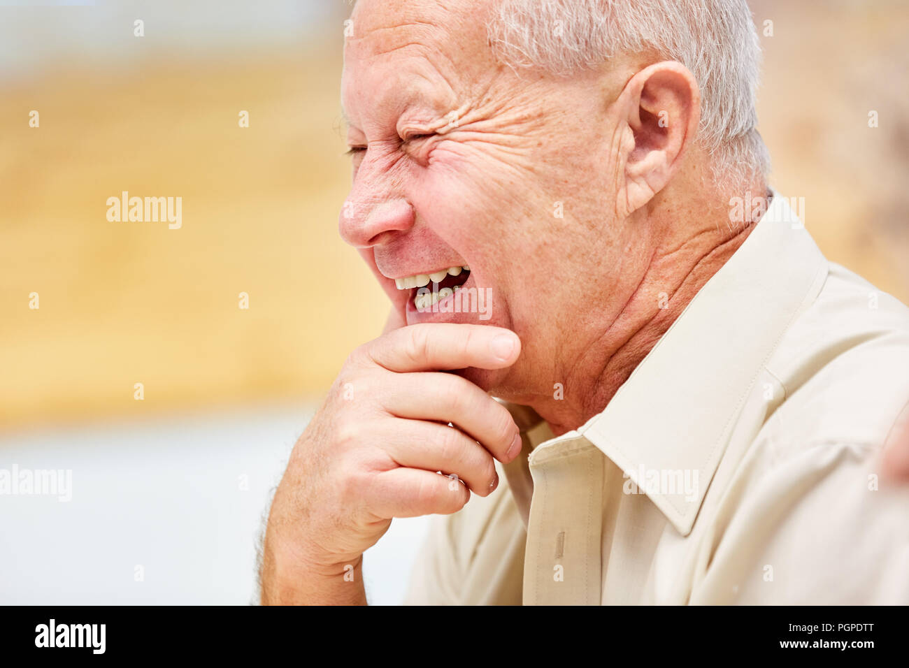 Il vecchio uomo ride felicemente in casa di riposo o di condizioni di vita assistita Foto Stock