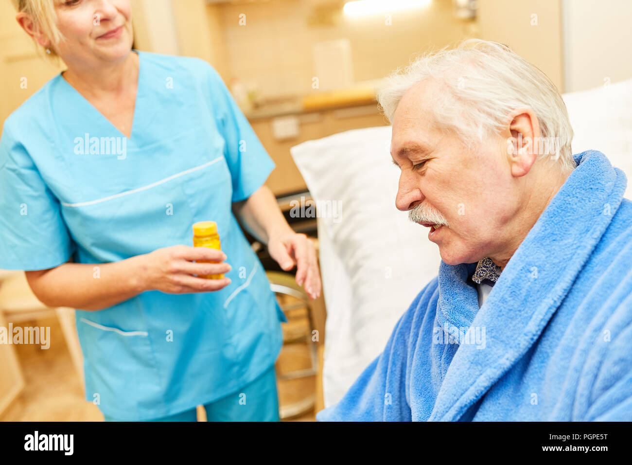 Operatore sanitario o infermiere di cure per senior in la casa di cura Foto Stock