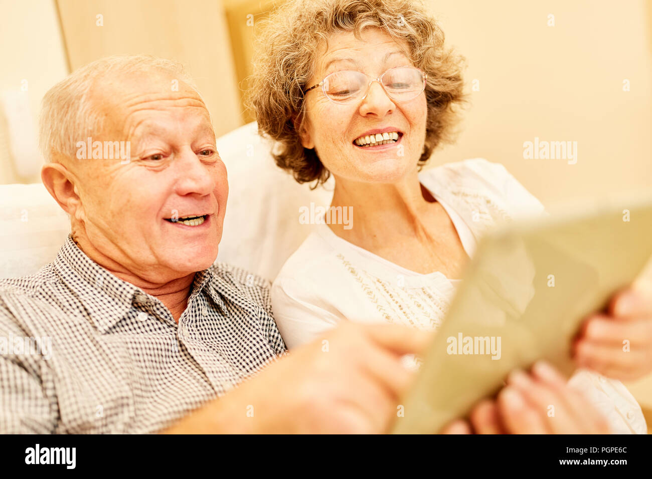 Coppia senior insieme risolve puzzle come un allenamento della memoria contro la demenza Foto Stock