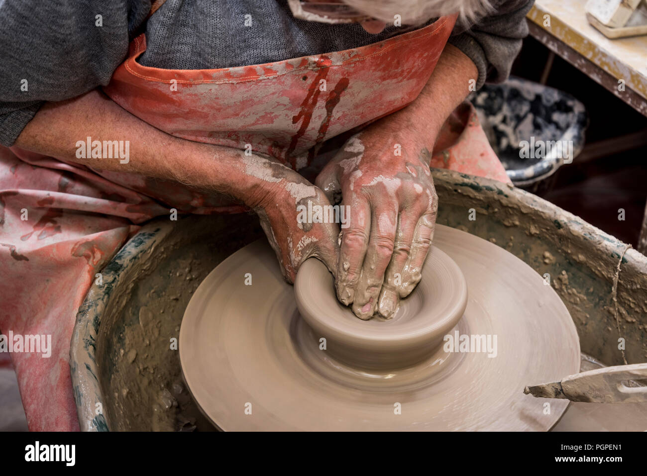 Il vecchio uomo di filatura ruota vasai rendendo la piastra di argilla,pilling,lancashire,l'Inghilterra,uk Foto Stock