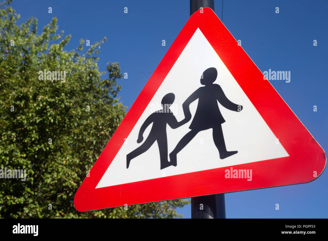Classic 'bambini crossing' cartello stradale riprogettato dopo 50 anni.Questo segno originale è stato aggiornato ma è difficile differenziare con uno nuovo. Foto Stock