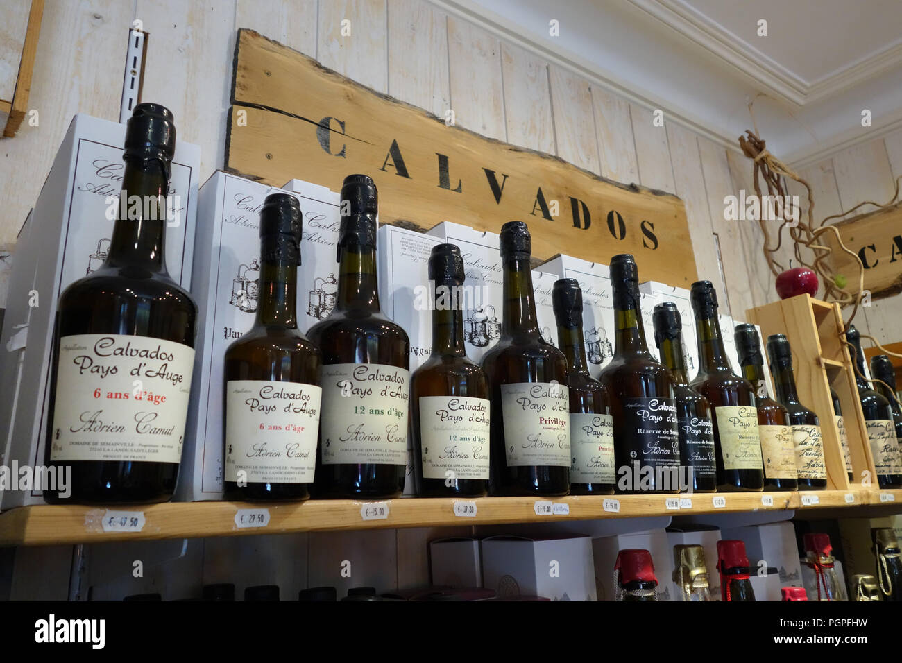 Il Calvados, la specialità locale, Honfleur, Normandia Francia Foto Stock