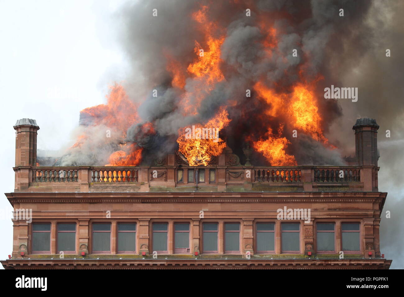 Le fiamme e il fumo proveniente da un grave incendio che ha rotto a Primark store in Belfast City Centre. Foto Stock