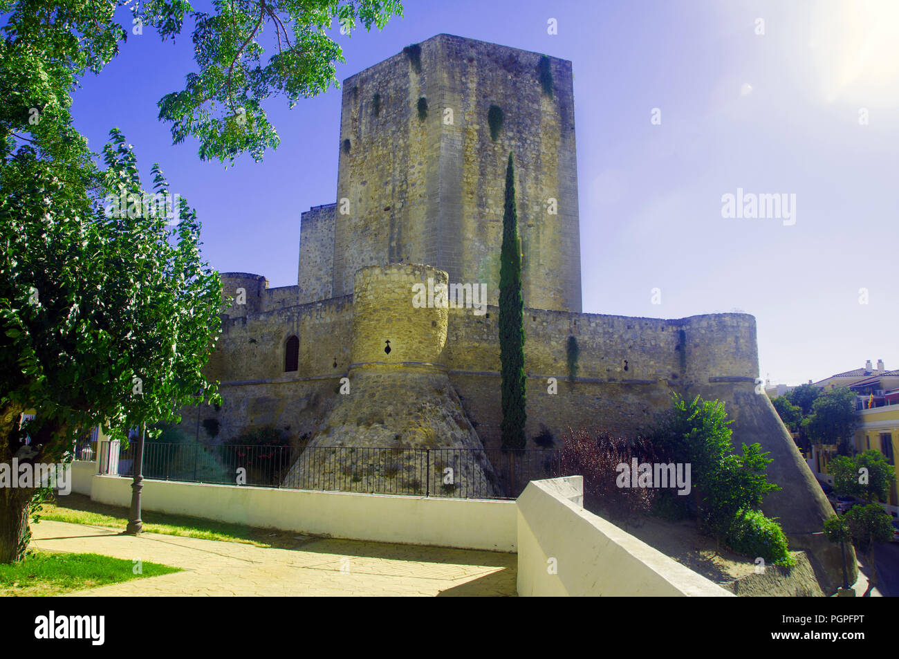 Vista sul castello di cubi e verdi alberi, giorno di estate, Spagna Foto Stock