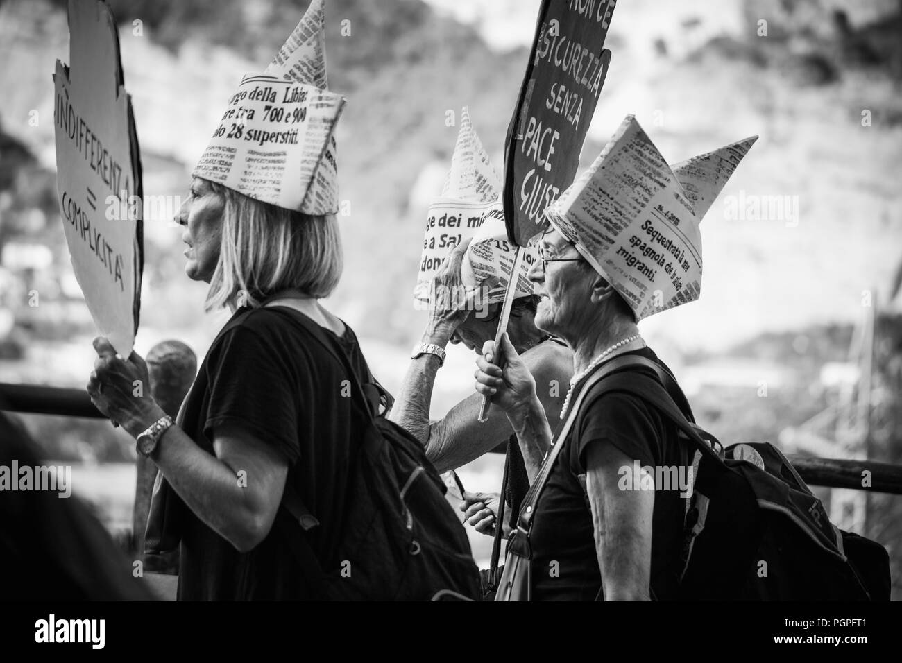 Ventimiglia, Italia, 14.07.2018: le donne dimostrando durante un anti-razzista evento organizzato in Italia nella città di Ventimiglia Foto Stock