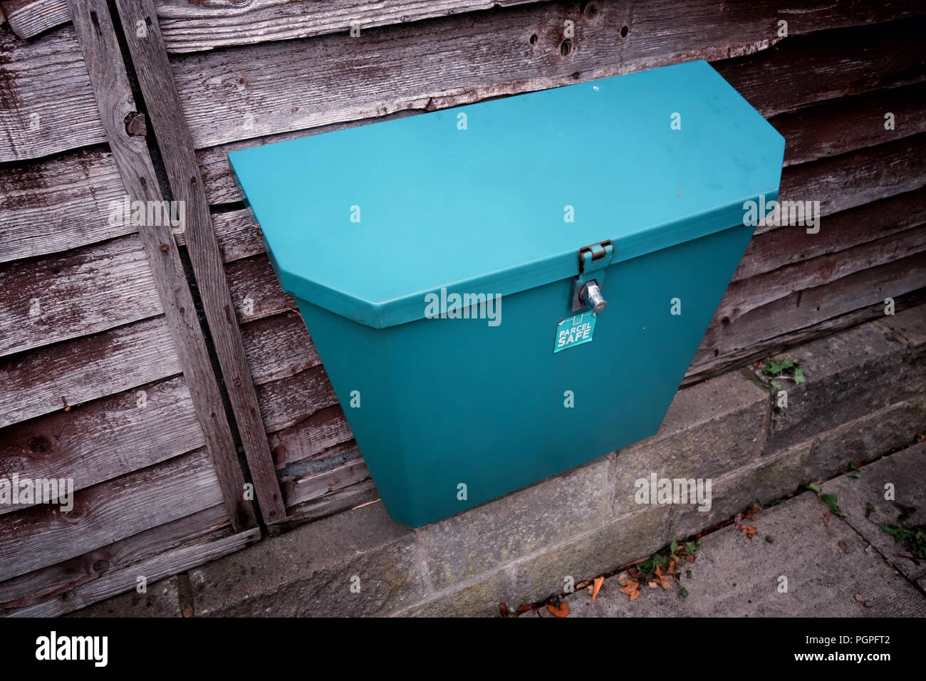 Montato a parete smart parcel drop box per la protezione di più Internet le consegne di grandi pacchetti di consegna visto qui a Rotherham, South Yorkshire, Inghilterra. Foto Stock