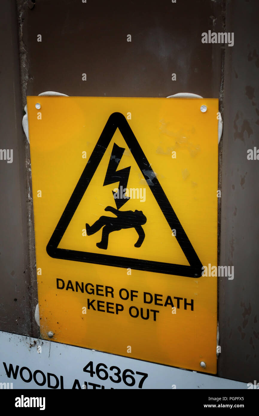 Pericolo di morte in segno. Ottenere fulminato causando la morte o lesioni gravi causate da scosse elettriche, la corrente elettrica che passa attraverso il corpo. Foto Stock