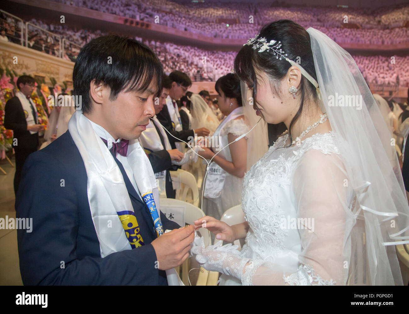 Seoul, Corea del Sud. Il 27 agosto 2018. Massa di cerimonia nuziale della chiesa dell'Unificazione, Agosto 27, 2018 : Giapponese coppie scambiare gli anelli di nozze durante la messa di cerimonia nuziale della chiesa dell'Unificazione alla pace CheongShim Centro Mondiale in Gapyeong, circa 60 km (37 miglia) a nord est di Seoul, Corea del Sud. Quattro mila coppie di sposi provenienti da tutto il mondo hanno partecipato al matrimonio di massa di lunedì, che è stato organizzato da Hak Ja Han Moon, moglie del compianto reverendo Sun Myung Moon. Credito: Aflo Co. Ltd./Alamy Live News Foto Stock