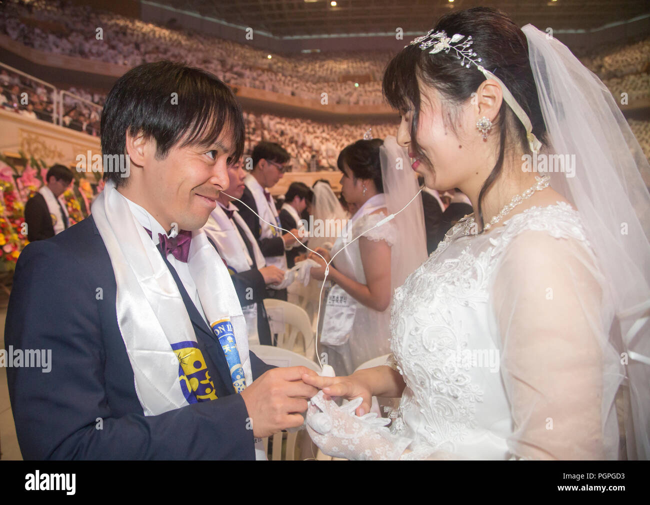 Seoul, Corea del Sud. Il 27 agosto 2018. Massa di cerimonia nuziale della chiesa dell'Unificazione, Agosto 27, 2018 : Giapponese coppie scambiare gli anelli di nozze durante la messa di cerimonia nuziale della chiesa dell'Unificazione alla pace CheongShim Centro Mondiale in Gapyeong, circa 60 km (37 miglia) a nord est di Seoul, Corea del Sud. Quattro mila coppie di sposi provenienti da tutto il mondo hanno partecipato al matrimonio di massa di lunedì, che è stato organizzato da Hak Ja Han Moon, moglie del compianto reverendo Sun Myung Moon. Credito: Aflo Co. Ltd./Alamy Live News Foto Stock