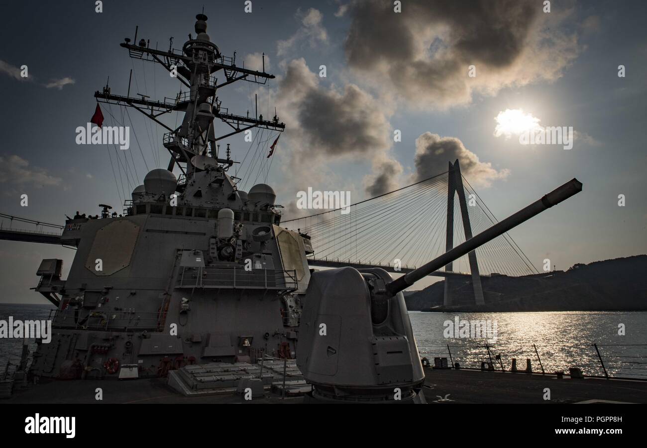 Lo Stretto del Bosforo. Il 27 agosto, 2018. Lo Stretto del Bosforo (Agosto 27, 2018) Il Arleigh Burke-class guidato-missile destroyer USS Carney (DDG 64) transita il lo stretto del Bosforo, e il agosto 27, 2018. Carney, distribuita a Rota, Spagna, è il suo quinto patrol NEGLI STATI UNITI Sesta flotta area di operazioni a sostegno degli enti regionali alleati e partner come pure stati uniti gli interessi di sicurezza nazionali in Europa e in Africa. (U.S. Foto di Marina di Massa lo specialista di comunicazione 1a classe Ryan U. Kledzik/RILASCIATO) 180827-N-UY653-030 US Navy via globallookpress.com Credito: US Navy/Russo/Look ZUMA filo/Alamy Live News Foto Stock