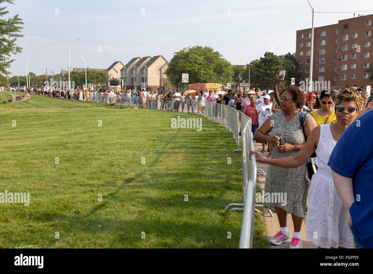 Detroit, Michigan STATI UNITI D'America - 28 agosto 2018 - Migliaia di persone hanno atteso a lungo le righe per immettere il Charles H. Wright Museum of African American History a pagare ultimo rispetti a Aretha Franklin durante due giorni di visualizzazione pubblico. Franklin morì il 16 agosto. Credito: Jim West/Alamy Live News Foto Stock